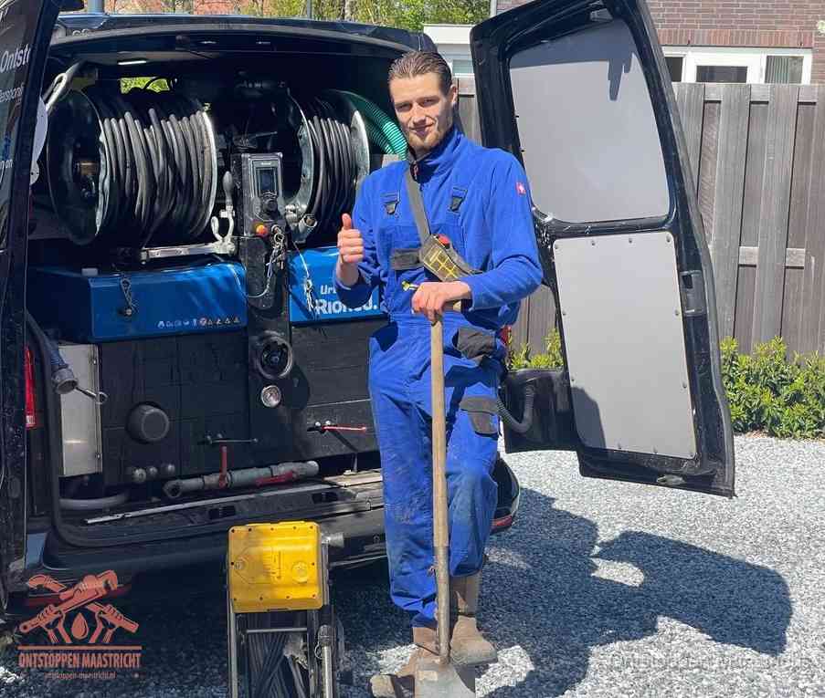 Een tevreden monteur met opgestoken duim na een geslaagde klus, slim ingrijpen bespaart kosten bij een verstopte wc in Maastricht