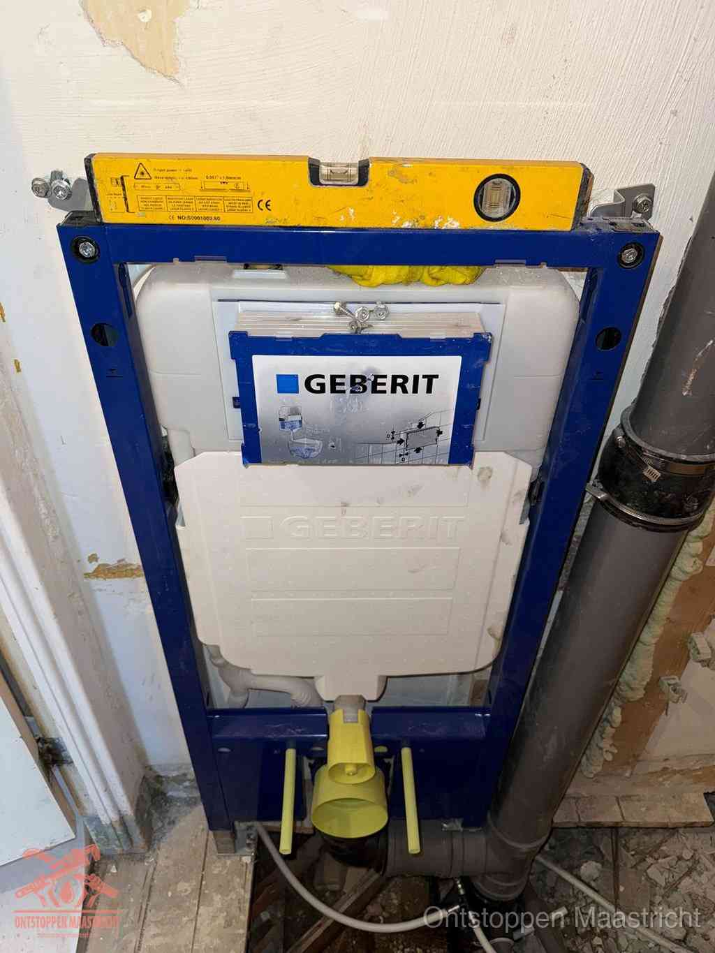 Een Geberit inbouwreservoir met frame voor een hangtoilet tegen de wand, met de afvoerbocht naar de vloer, kenmerkend voor een verstopt hangtoilet in Maastricht