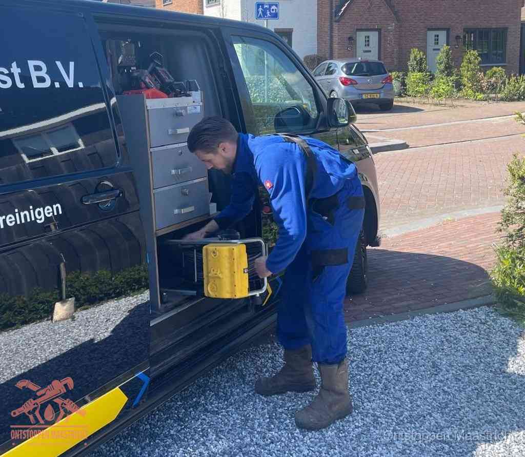 Een monteur pakt apparatuur uit de bedrijfsbus voor service aan huis, het moment om een professional in te schakelen in Maastricht
