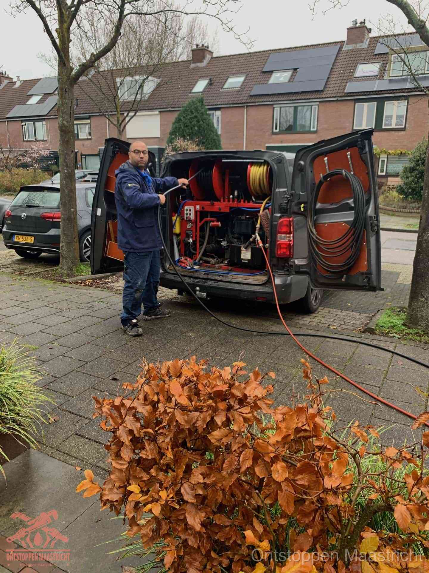 Rioolservice in de wijk in Maastricht