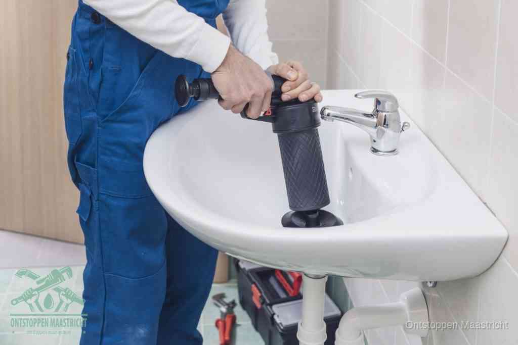 Een te ruwe doe-het-zelf poging met een hand-pomp op de afvoer van een badkamer-wastafel, een van de veelgemaakte fouten bij afvoer ontstoppen in Maastricht