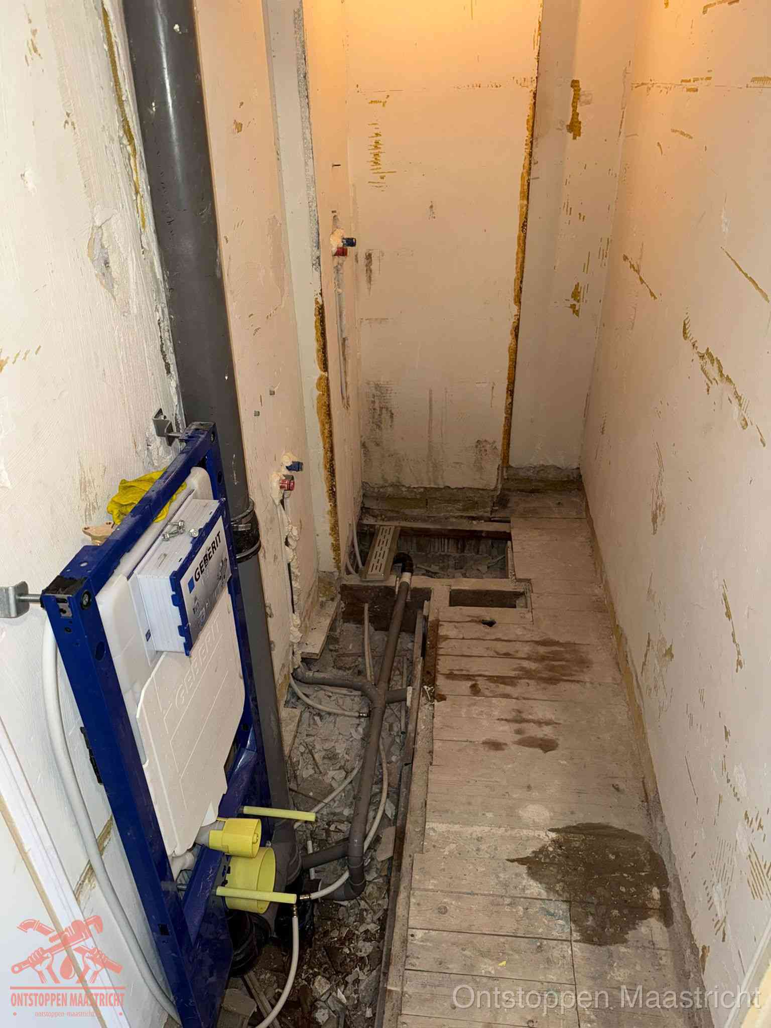 Een opgebroken toiletruimte tijdens renovatie met een Geberit inbouwreservoir en blootliggende oude afvoerleidingen, typisch voor oudere woningen in Maastricht